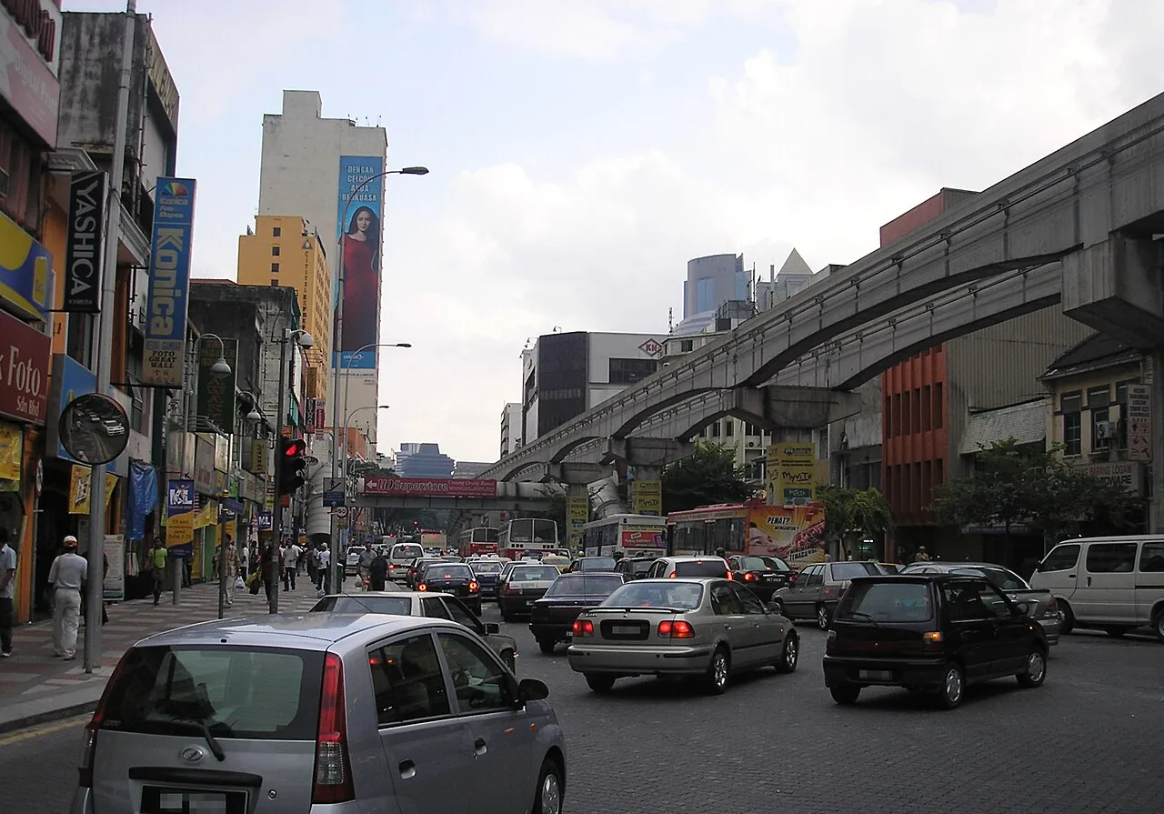 Southward street view along Jalan Tuanku Abdul Rahman in Chow Kit.